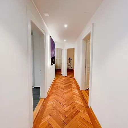 West Center 4 Bed Free Parking Wifi Apartment *