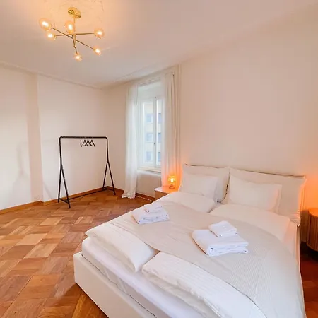 West Center 4 Bed Free Parking Wifi Apartment *