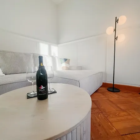 West Center 4 Bed Free Parking Wifi Apartment