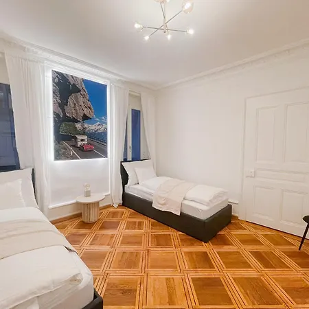West Center 4 Bed Free Parking Wifi Apartment