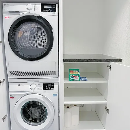 West Center 4 Bed Free Parking Wifi Apartment *